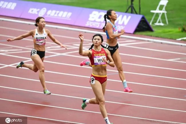 印度选手称被吴艳妮干扰，吴艳妮抢跑成绩被取消，赛后强忍泪水向观众鞠躬 