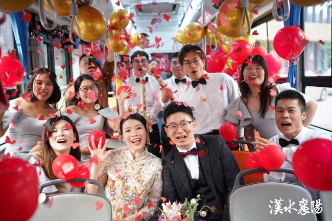 下一站，幸福！襄阳一对新人用公交当婚车接亲