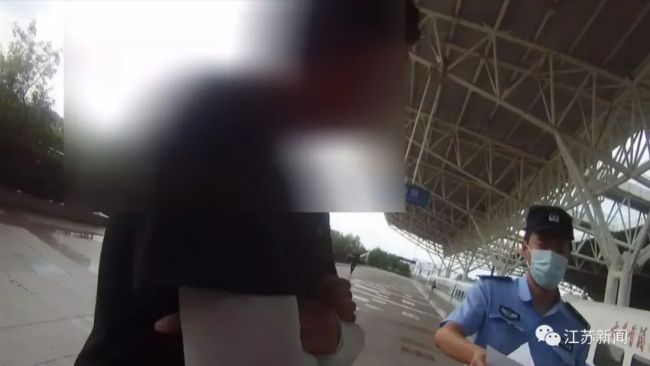 男子高铁厕所抽烟被发现 警方提醒：多人已被拘留，别抱侥幸心理