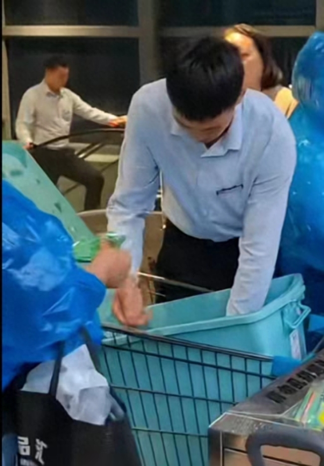胖东来雨天给顾客发雨衣 成为了全城的关注焦点