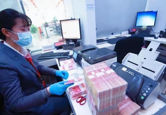 男子410万拆迁款存银行，一年后取款剩18万，行长：没义务通知你