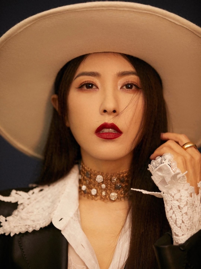 47岁曾黎现身北京机场!身高170cm鹤立鸡群,笑容满面气质抢眼