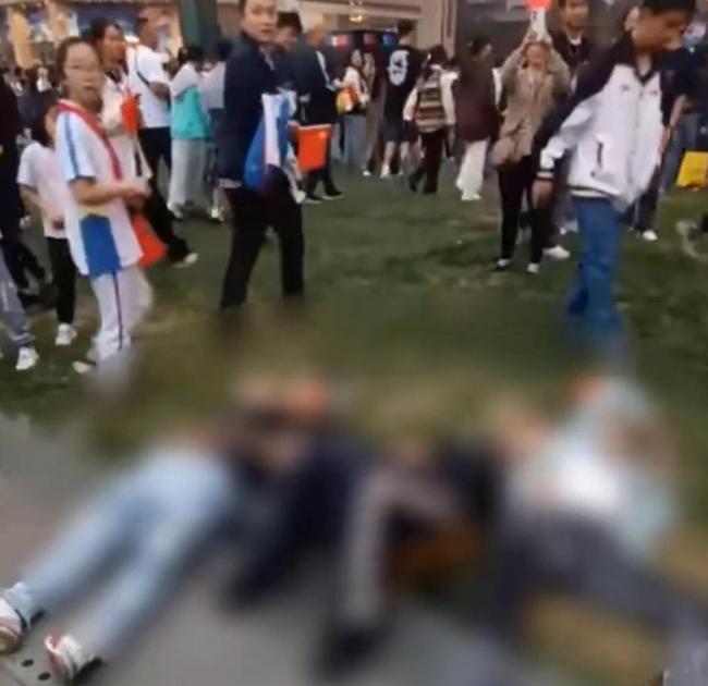 升旗结束3人草坪熟睡被艰难叫醒 目击者：感受到了当代年轻人的爱国精神