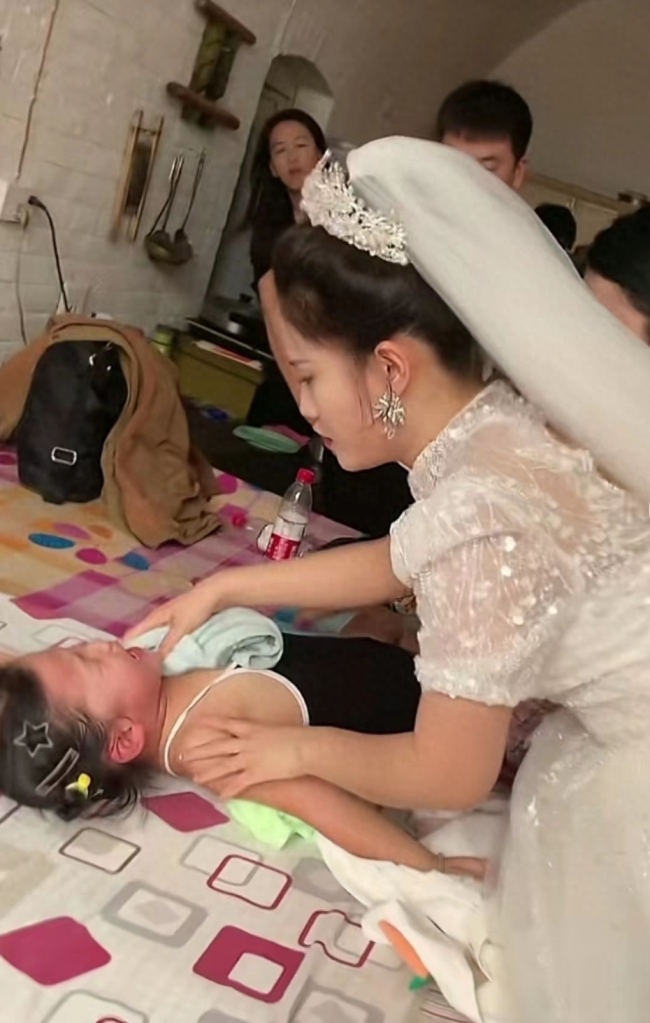 山西吕梁一新娘暂停婚礼救高烧惊厥女孩：孩子更重要