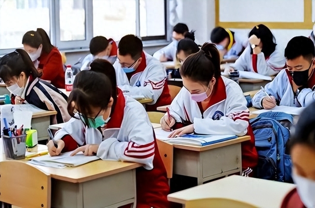 中小学生又要放假了？教育部的回应家长左右为难，小长假说来就来