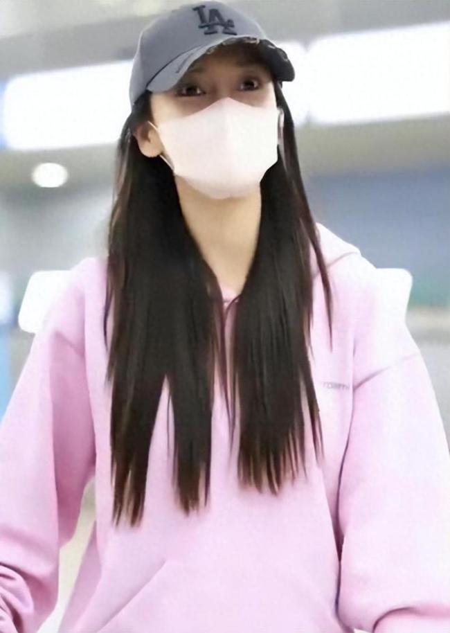 杨颖风波后首现身 穿着低调态度谦逊，疑似已被查