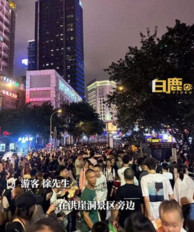 重庆一游客拒乘船被辱骂 穷酸又没有钱，还脾气大