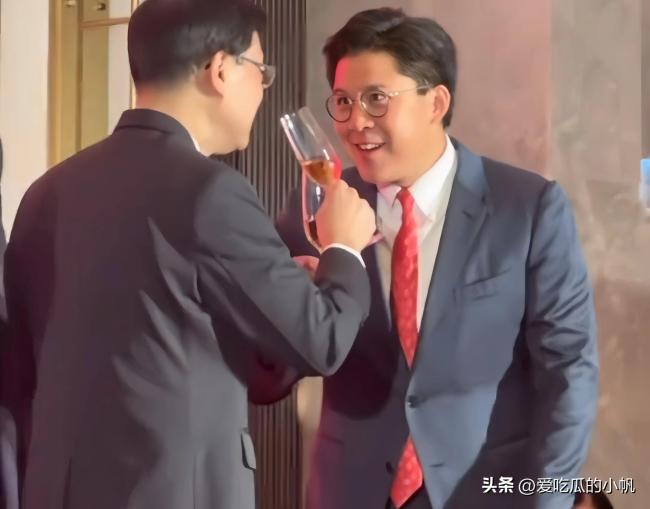 霍震霆霍启刚父子同框，两人侧脸太像啦