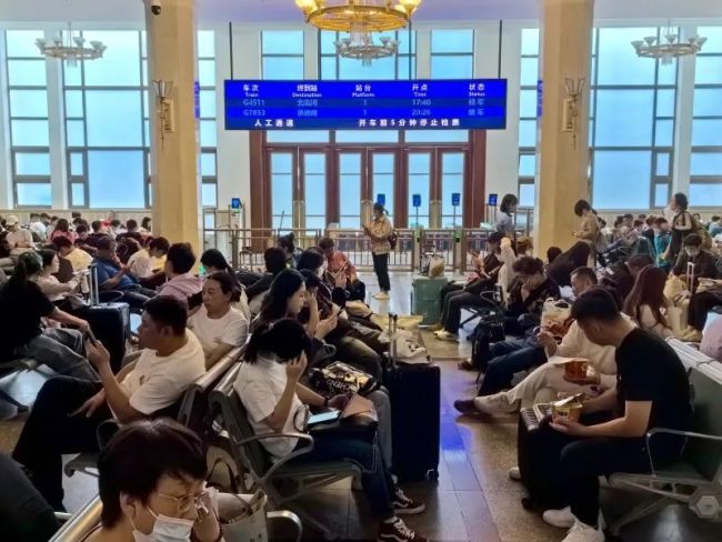 假期8天国内出游人次8.26亿：长线游成为主流，跨省游订单占比达51%