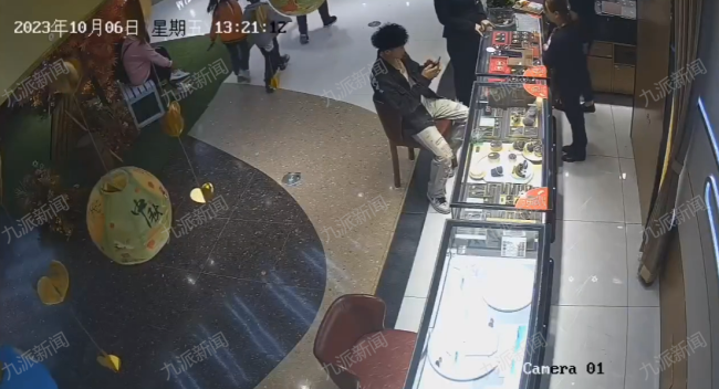 试戴金项链转身就跑被抓 店员：他年纪小，可能没考虑后果