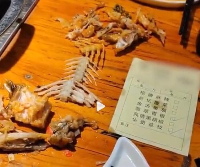 顾客点3斤半鱼 仅吃出3节鱼骨