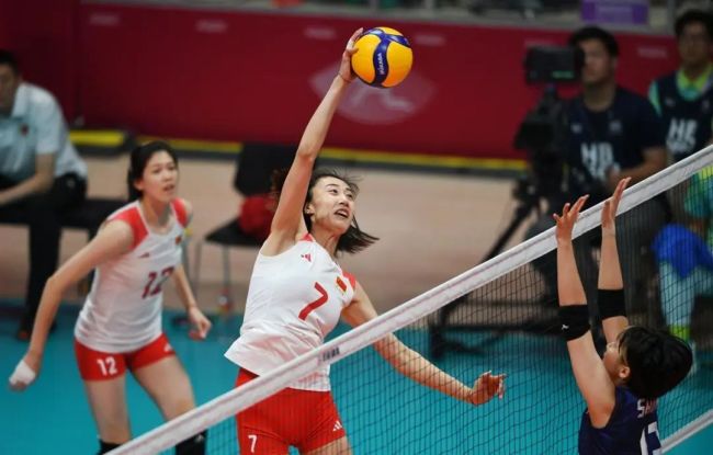 中国女排横扫日本夺冠，以6战全部零封对手的成绩成功卫冕