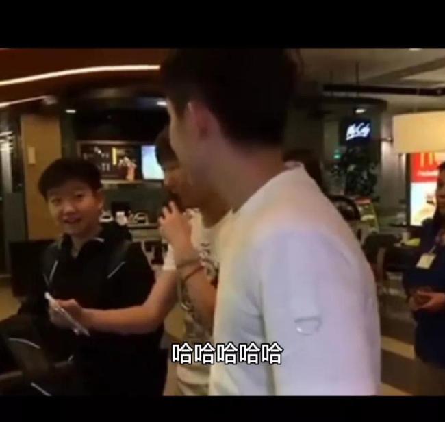 孙颖莎王楚钦吃德克士 队医在旁边沉默：站半天也不问问我