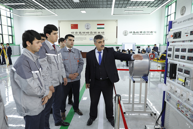 2023年4月12日，在塔吉克斯坦首都杜尚别的鲁班工坊内，塔方教授向学生讲解绿色电能展示平台的功能与使用方法。