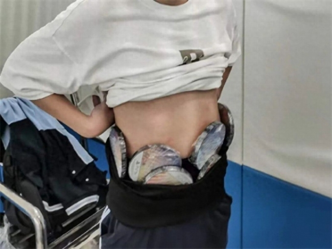 一男子在身上绑藏79张PS5游戏光盘入境被海关查获