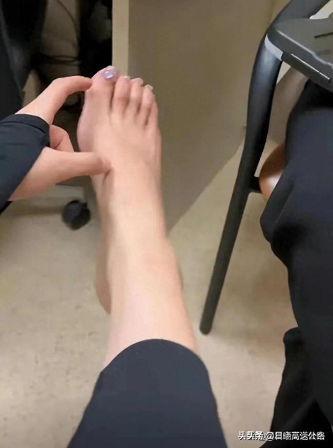 中国女子在新加坡对护士爆粗口，疑遭不平等对待？网友看后怒批