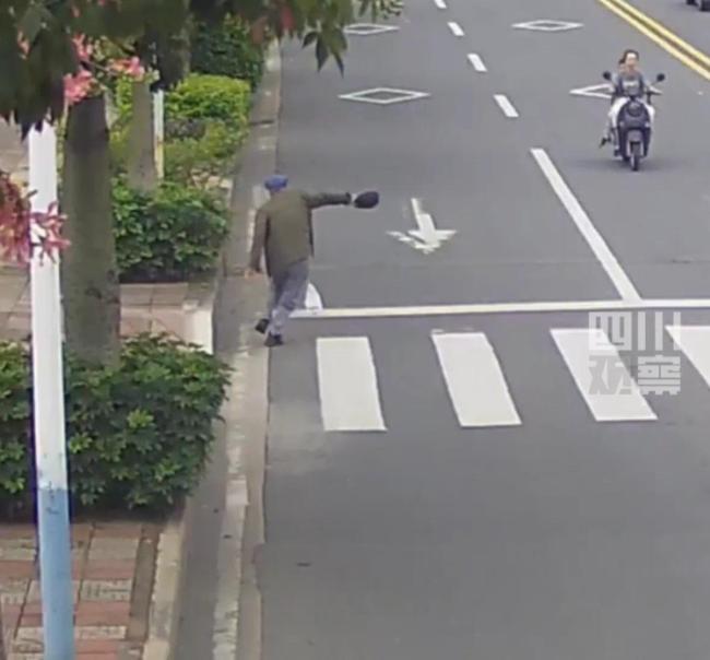 路口监控记录下的一幕：9旬老人街头摔倒众人扶
