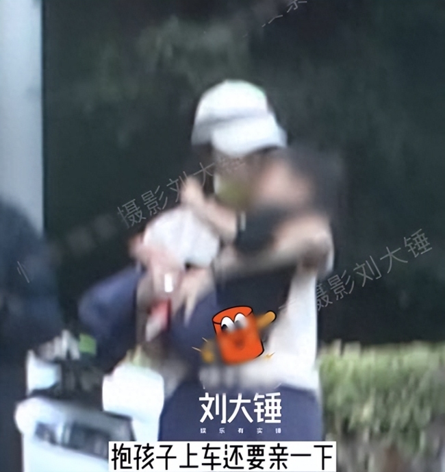 白百何带二胎儿子出门 穿搭休闲双手抱娃母爱满满