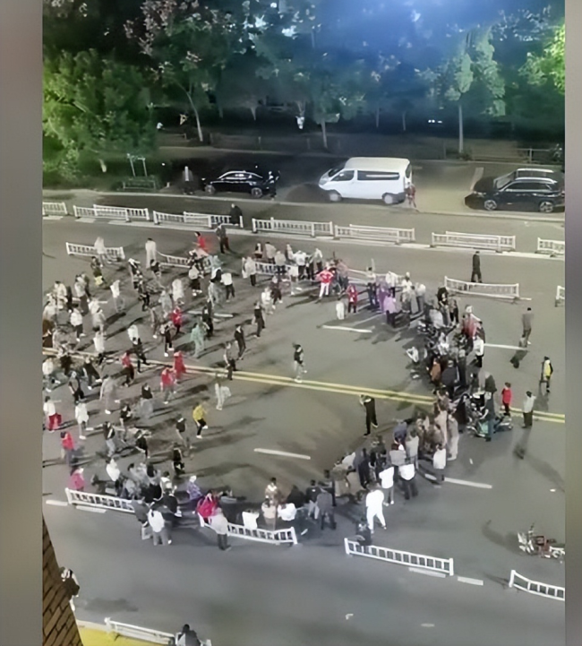 社区谈多人在马路上跳舞：路还没开通，路被围起是怕乱停车