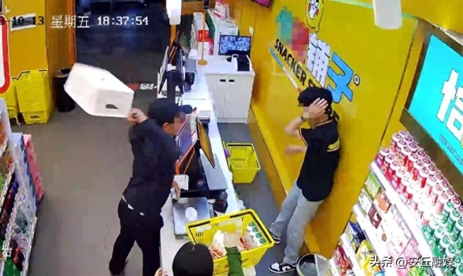 警方谈男子掌掴收银员：嫌疑人已被抓获归案