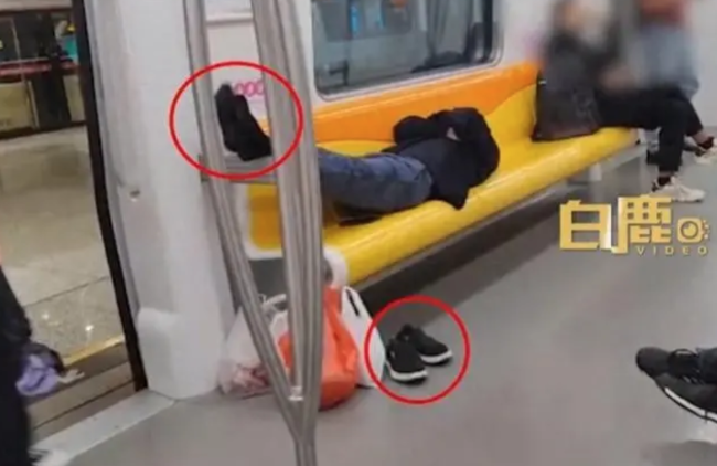 男子坐地铁遇乘客脱鞋，将鞋踢出了车厢！
