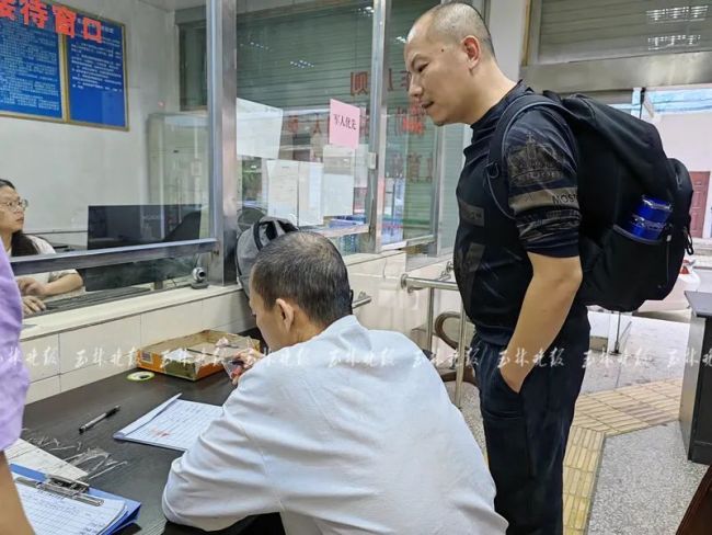男子赌气出走23年被接回 与阔别已久的家人团聚