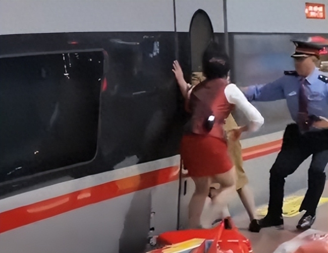 湖南长沙一女子疑因行李太多错过高铁激动拍打车门，被工作人员拉开后躺地大哭