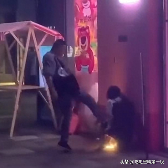 劝都劝不住！怀疑妻子出轨 男子当街踢踹女方 警方赶到将其制服带走