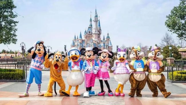 上海迪士尼多名游客排队时发生冲突 工作人员回应