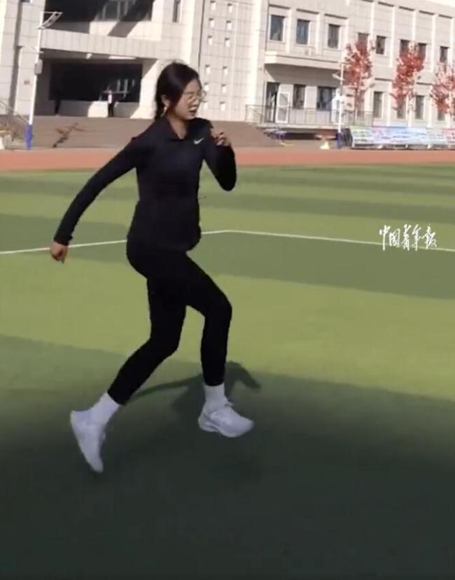 高三女孩成功挑战 “太空滑步”