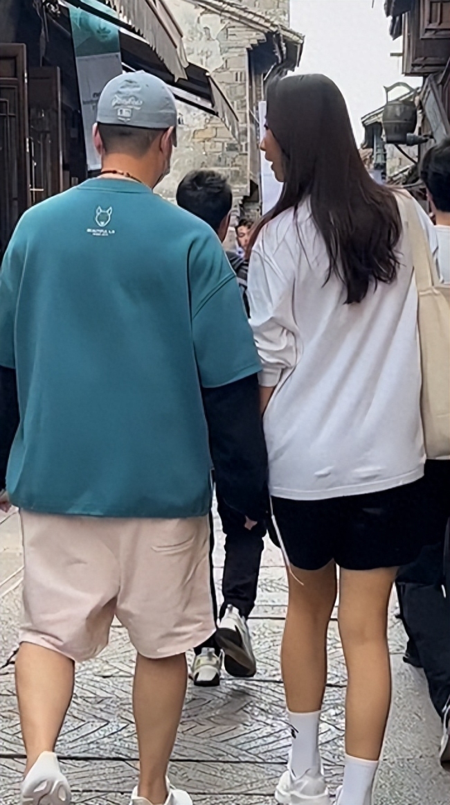 孙红雷夫妇牵手游乌镇被网友偶遇 穿着低调朴素气场超强