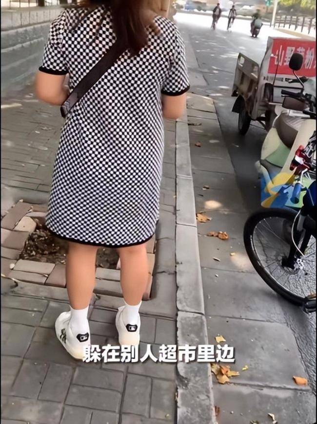 大姐逆行撞伤孩子后闯红灯逃逸 路人骑电动车追十几分钟将其拽回