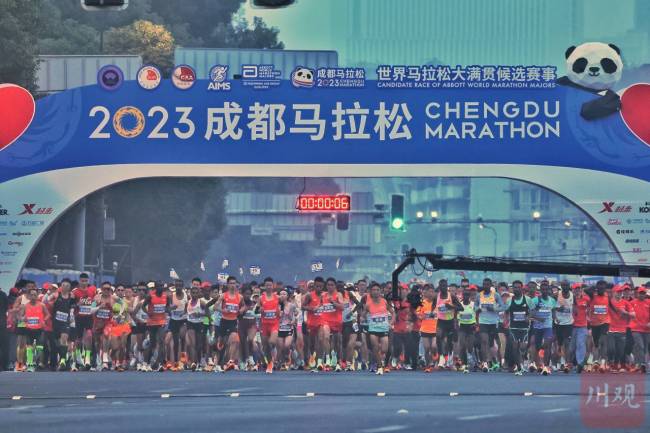 93岁老人挑战成都马拉松 为今年报名跑者中年龄最大者