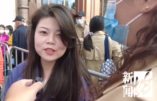 上海实体商场岁末促销人气旺 商城外排队绵延数百米