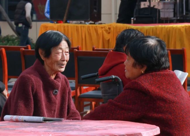 多地村庄宴请老人吃席 陪伴老人欢度重阳节
