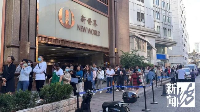 上海实体商场岁末促销人气旺 商城外排队绵延数百米
