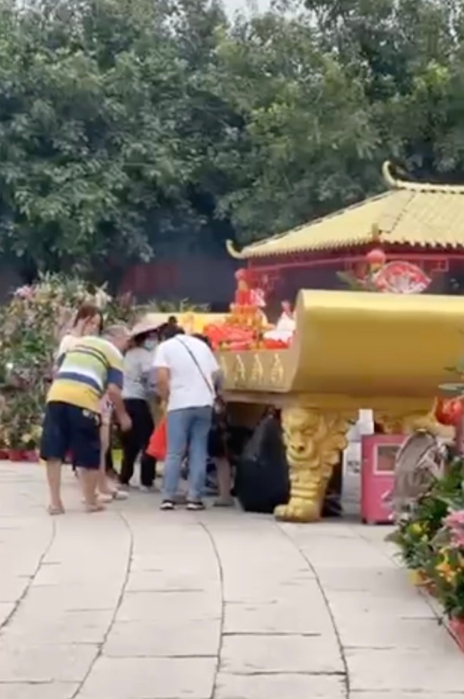 景区谈员工打包寺院供果带走：只做卫生，并不会据为己有