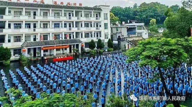 云南边境小镇3所学校因缅北战事停课 当地教育体育局回应