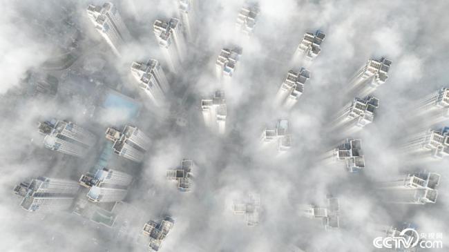 贵州遵义：大雾笼罩城区高楼