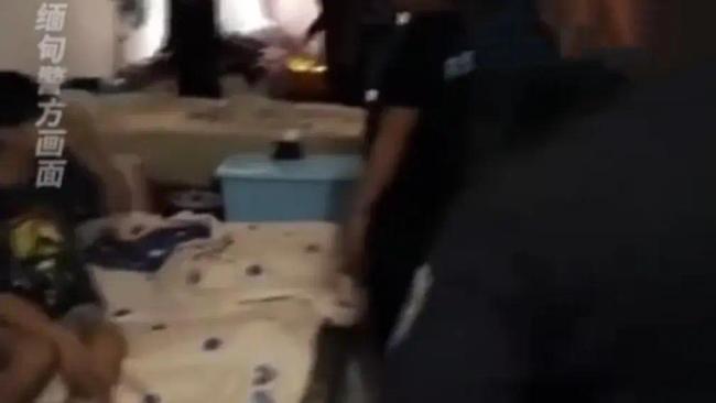 缅甸电诈窝点画面曝光 墙上写：业绩就是尊严