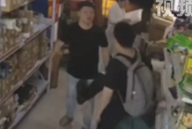 两人因擦碰扭打后仿佛无事发生