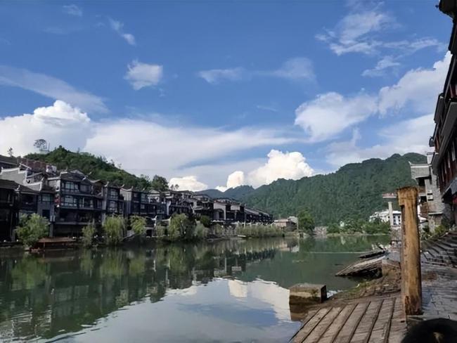 小伙连续3年带九旬老兵爷爷旅游