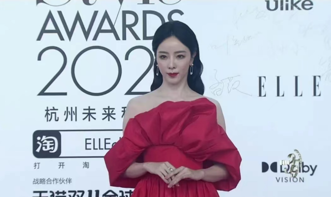 李思思央视离职后首露面 一袭红裙走红毯优雅大方