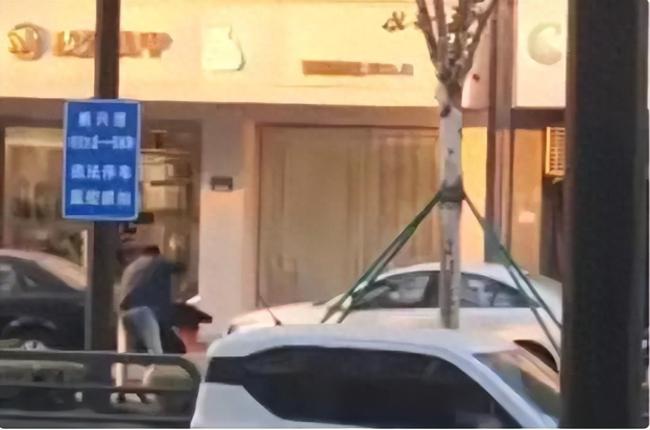 警方谈男子持榔头当街袭击女子，嫌疑人已被控制
