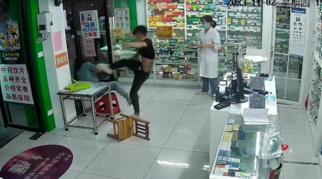 一男子在药店和街头多次暴打女子，警方：施暴者已被抓获