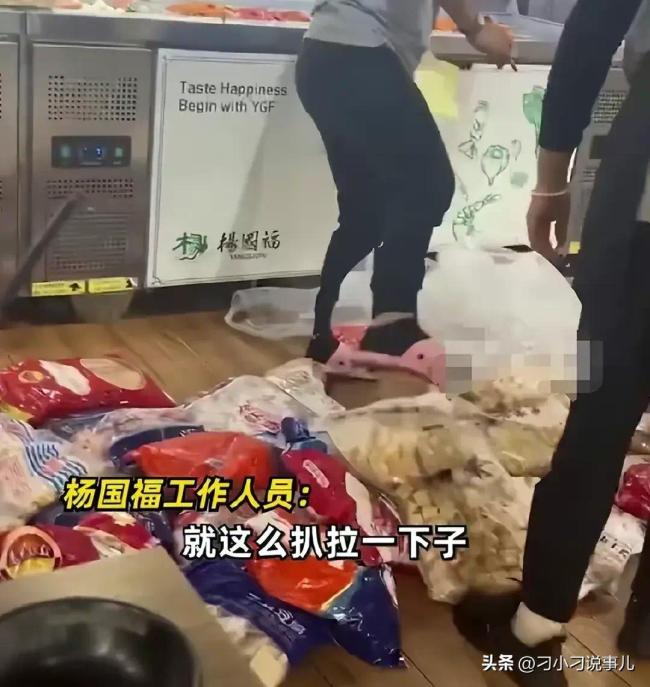 杨国福麻辣烫服务员穿拖鞋用脚踩着清点食材
