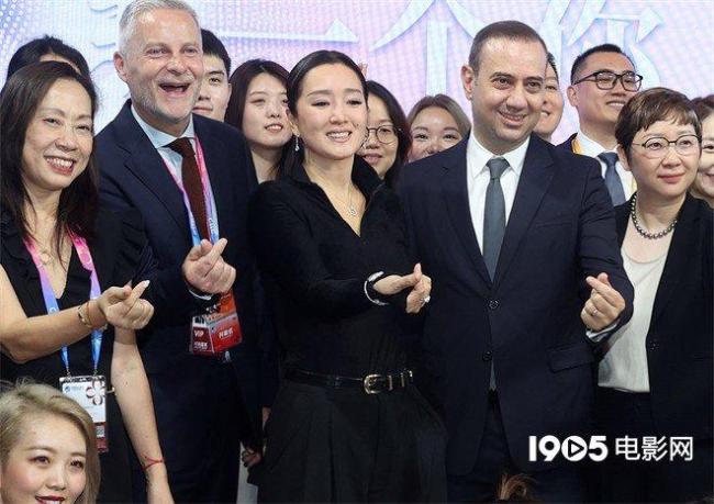巩俐盘发搭配黑色眼线飒气十足 全黑造型现身进博会