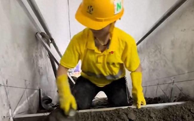 35岁女子在香港做泥瓦工月入10万：每天八小时 全年无休