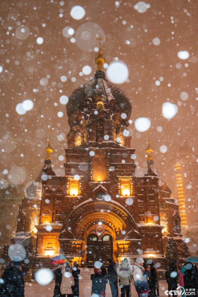 哈尔滨大雪中的索菲亚教堂唯美成童话世界