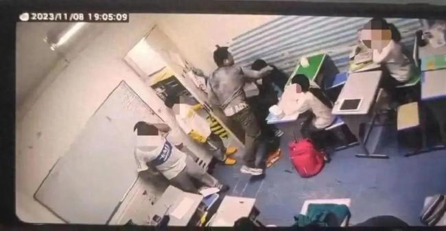 网传杭州一培训机构一老师殴打孩子 当地：涉事老师已被警方控制